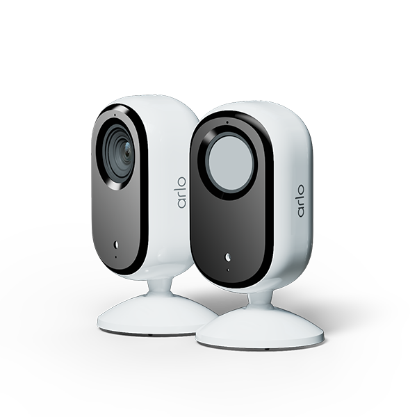 Deux caméras Arlo Essential 3 2K intérieures, l'une volet fermé, visuel officiel Arlo