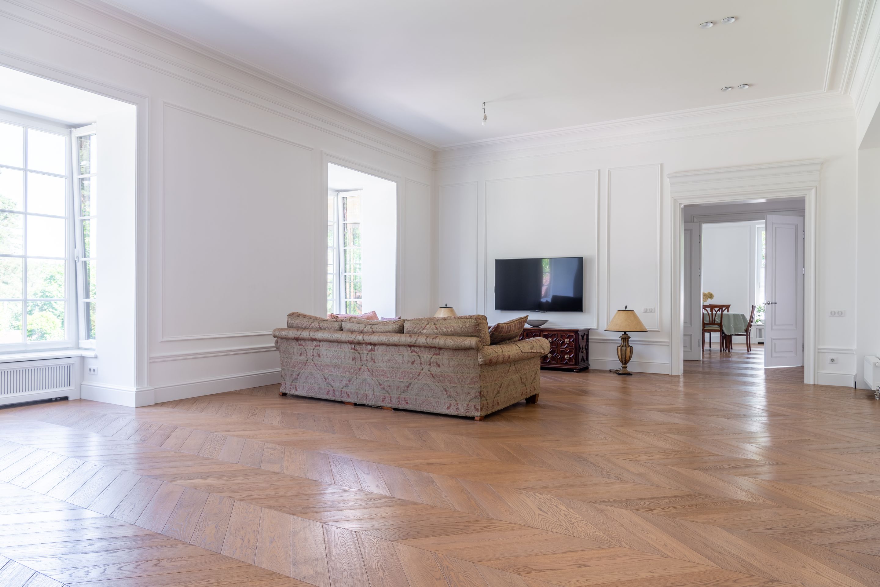 Un grand salon clair au parquet en point de Hongrie